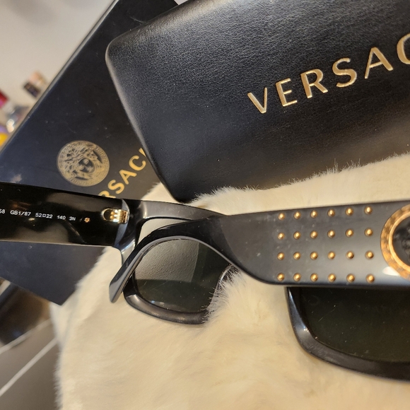 Black and gold Authentic Versace sunglasses - Picture 4 of 9